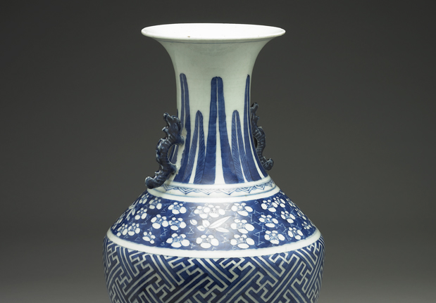 清十七世紀下半葉 青花卍字紋雙耳瓶